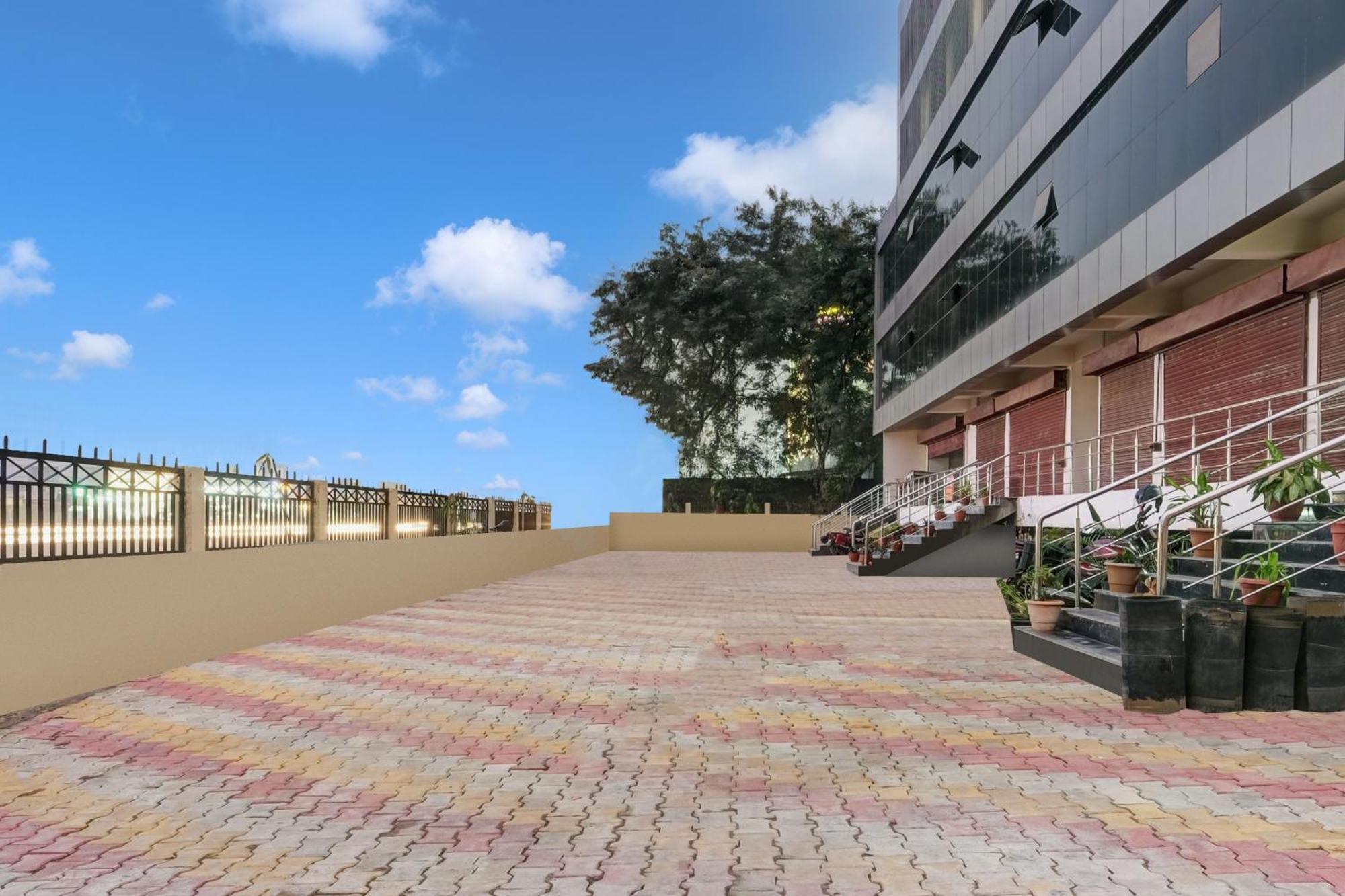 Townhouse Oak Sarusajai Stadium Dispur Kültér fotó